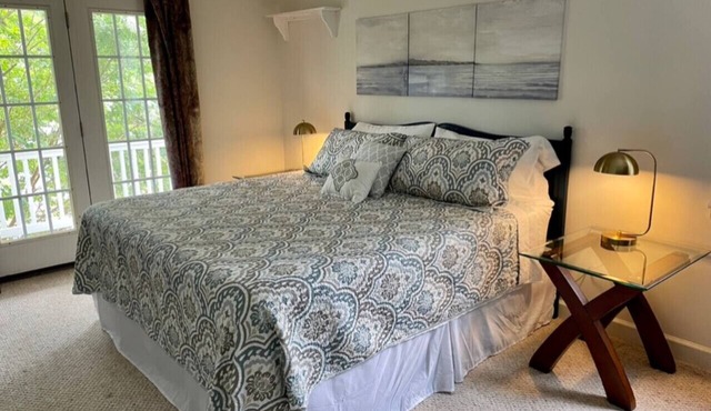 Master Suite, Private Bath & Balcony, Walk to UVA!