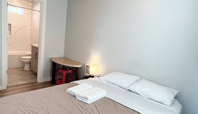 Master Suite - Private Bed 1 - Room Near Airpor.