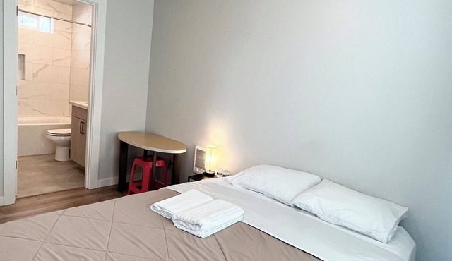 Master Suite - Transit private MASTER SUITE near airport.