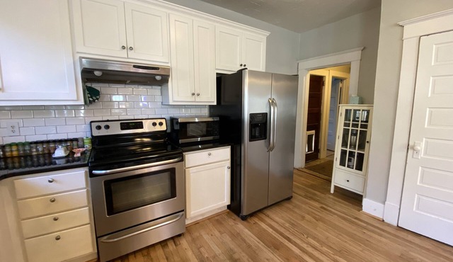 Master’s Getaway: 10 mins from National; 30 s walk from AMAZING coffee & drinks!