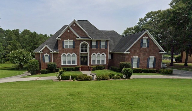 Masters rental - large 5-bdrm home w/huge porch, pool, hot tub & game room.