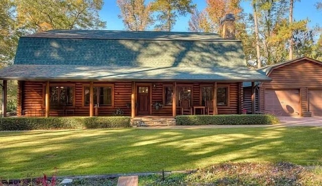 Masters sleeper home rental! 3-bedroom cabin. Relax and unwind.