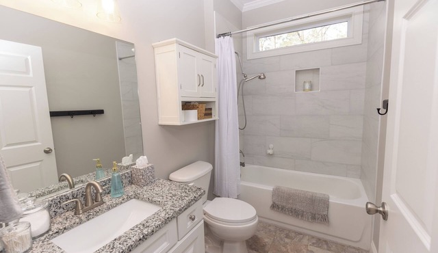 Masters Week Escape: Charming 3-bedroom, 2-bathroom house on 3 acres!