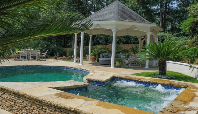 Masters Week Heated Pool/Hot Tub nOutdoor Fireplace/Grilling area.Extra Parking