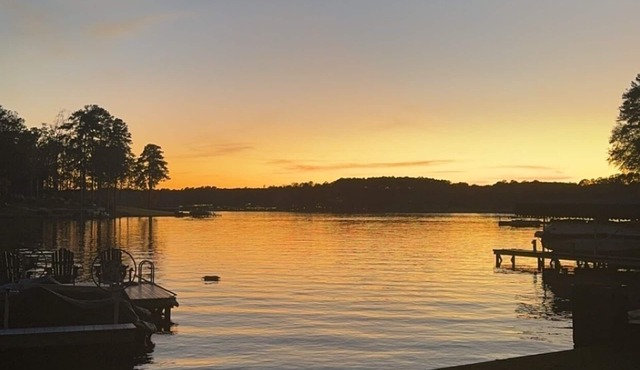 MASTERS WEEK!Perfect Gathering Spot On Oconee. Ritz, Lake, Clays, Fishing, Golf!