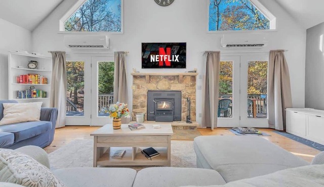 Masthope Chalet | 4 Bdrm | Firepit & Kayaks | A/C