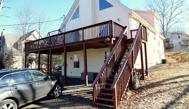 Masthope Chalet walk to Pool and Ski Slopes Sleeps 12 with Game Room