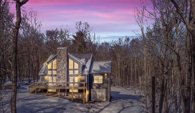 Masthope Mountain Community Just Built- Sprawling Chalet w/ Hot Tub