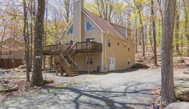 Masthope Mountain Hideaway walking distance to the lake and 8 min to ski lodge