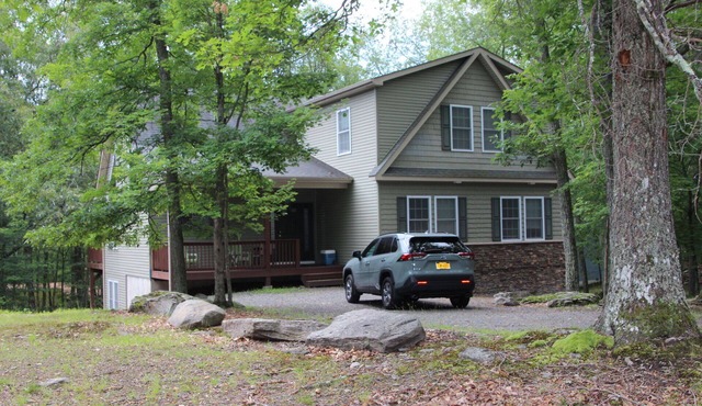 Masthope Rental LRR126 walk to Lodge, pool and ski slopes. 4 Bd 3 Ba Sleeps 13