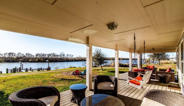 Matagorda Hidden GemRiver front night light onDock Family beach & fishing trips!
