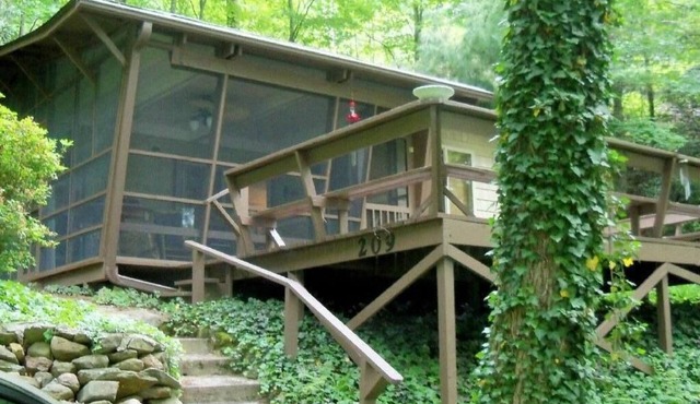 Mathews' Mansion, a cabin by a mountain lake