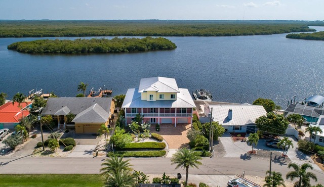 Matlacha/Cape Coral - Kokopelli House - a three-story Key West style residence