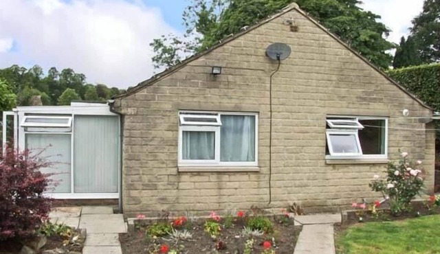 MATLOCK GREEN, pet friendly, with a garden in Matlock