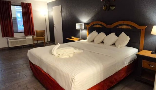 Mattoon Scenic Gateway | Free Breakfast | Close to Golf, Museums & Cultural Spot