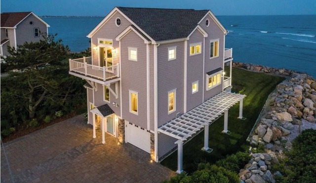 Matunuck Beach Front 4 Bedroom, 3.5 Bathroom.