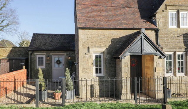 MAUD HEATH'S SNUG, pet friendly, with a garden in East Thyterton