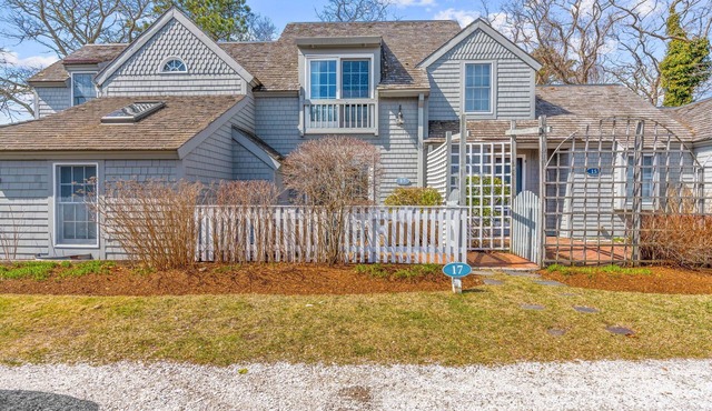 Maushop Village, 2-bedroom, 1.5 baths, Sleeps 4, A/C, patios & private beach