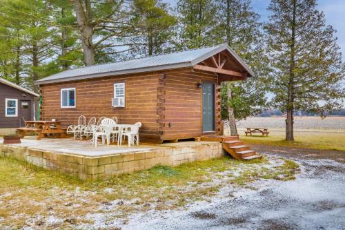 Mauston Studio Cabin about 15 Mi to Wisconsin Dells!