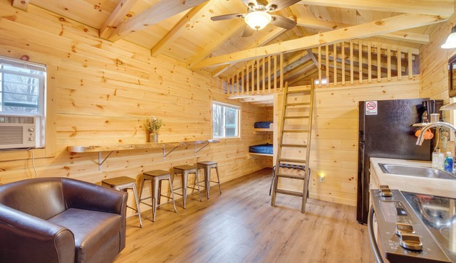 Mauston Studio Cabin ~ 15 Mi to Wisconsin Dells!