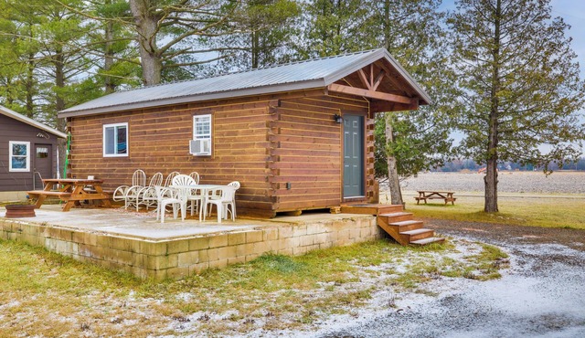 Mauston Studio Cabin ~ 15 Mi to Wisconsin Dells!