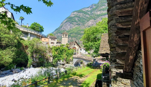 MAva' cottage with water view