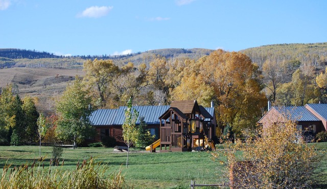 Maverick - 2 bedroom, 2 bath cozy cabin with kitchen. Has park and pond views