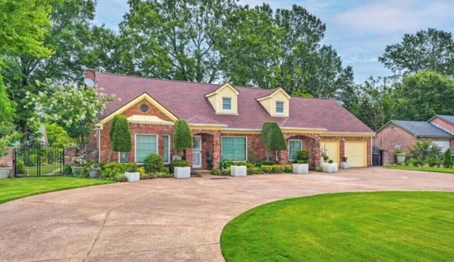 Maxie's retreat: Enjoy this charming house w/modern updates & timeless appeal.