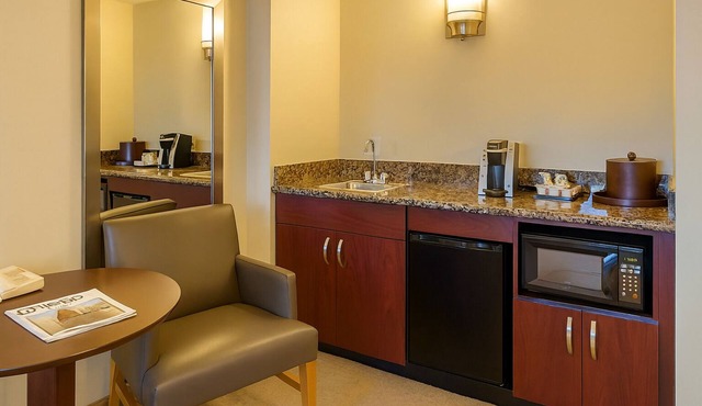 Maximum Comfort! With Airport Shuttle Service, Pets are Welcome!