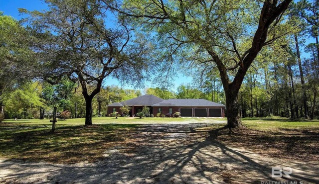 Maxinea's Hideway is a 6 Bedroom ground level home on 3 Acres in Elberta, AL