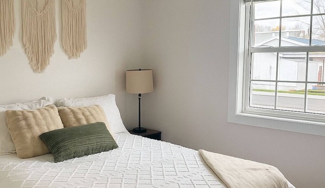 Maxwell House - Entire House on Quiet Street!