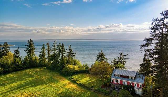 Maxwelton Aerie | Bluffside Retreat w/Sweeping Puget Sound Views + Firepit