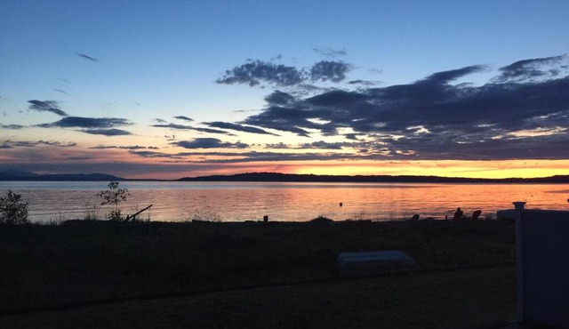 Maxwelton Beach Sunsets! Kayaks & paddleboards! 1 min walk to the water!