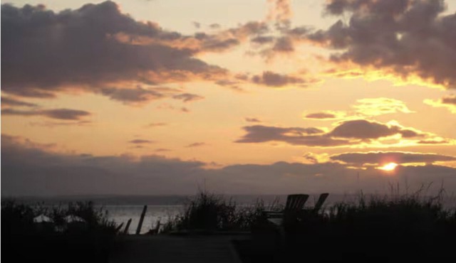 Maxwelton Beach Waterfront: Sunsets and Olympic Mountain views