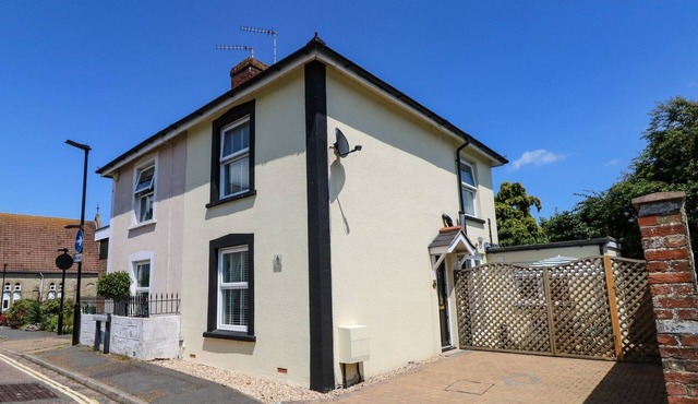 MAY COTTAGE, pet friendly, with a garden in Shanklin