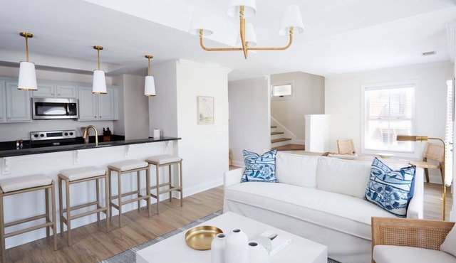 May River Breeze! 3-story townhouse in Old Town's Promenade