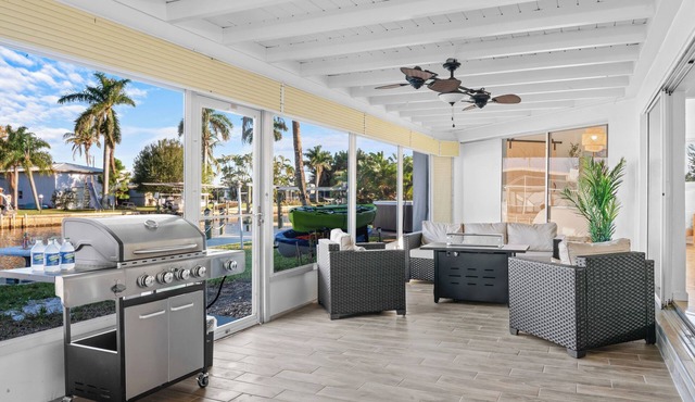 May Sale! Near Downtown, Private Dock, Kayaks, Hot Tub, Fishing & Pet-Friendly
