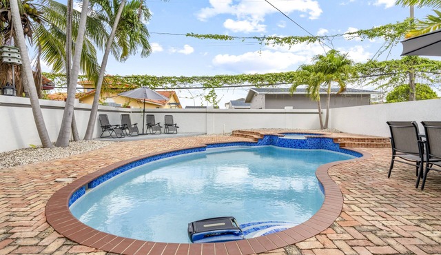 May Special! 4BR - Private Pool, Grill, Near Coral Gables & MIA Airport