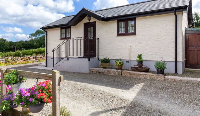 MAYBERRY COTTAGE, romantic, character holiday cottage in Bodmin