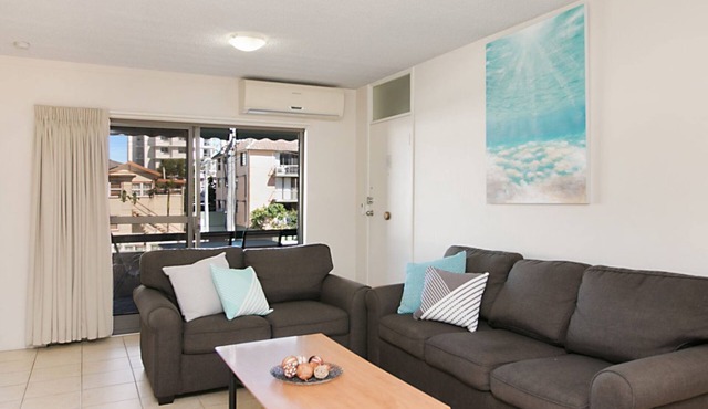 Maybury Unit 3 only a 70 Metre walk to Rainbow Bay beach Coolangatta FREE Unlimited Wi-Fi