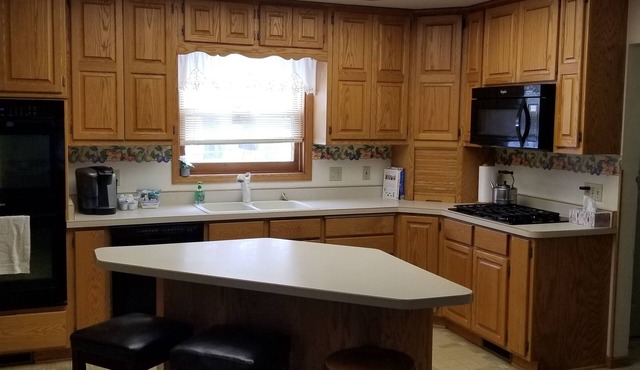 Mayer House - large home, sleeps 9, 3 blocks from trail head