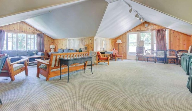 Mayfair Cottage for large groups at Jackson Point (Mayfair)