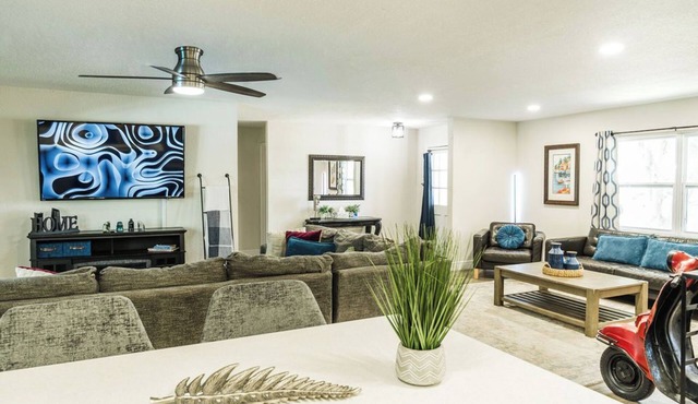 Mayfair Forrest Retreat !nCome and Enjoy our Clean and Spacious home sleeps 18!