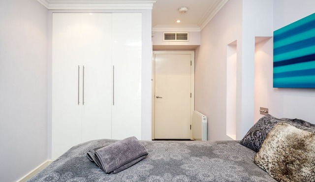 MAYFAIR · ✪ King Bed Duplex with A/C ✪: 5-Star Stay in Mayfair