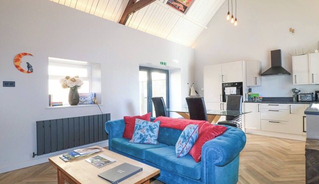 MAYFIELD COTTAGE, pet friendly, with a garden in Crudwell