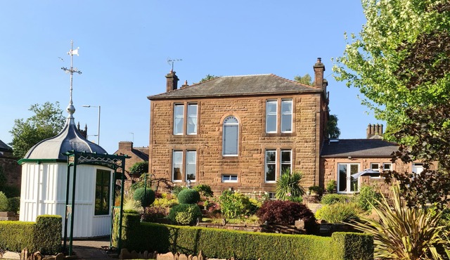 MAYFIELD HOUSE, family friendly, with hot tub in Dumfries