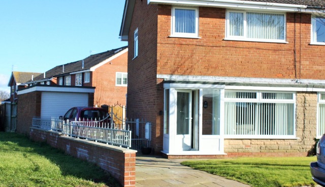 Mayfield stay 4 to 30 days in 3 bed semi, 2mins to A585. Dogs welcome