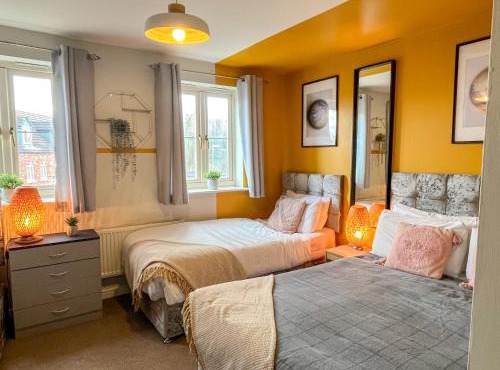 Mayflower 3 Bedrooms House 7 Beds 2 Showers Off Road Parking