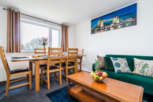 Mayflower 5-Bed Home, Contractors, Family, Harry Porter