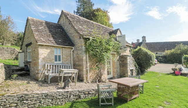 MAYFLY COTTAGE, character holiday cottage in Coln St Aldwyns